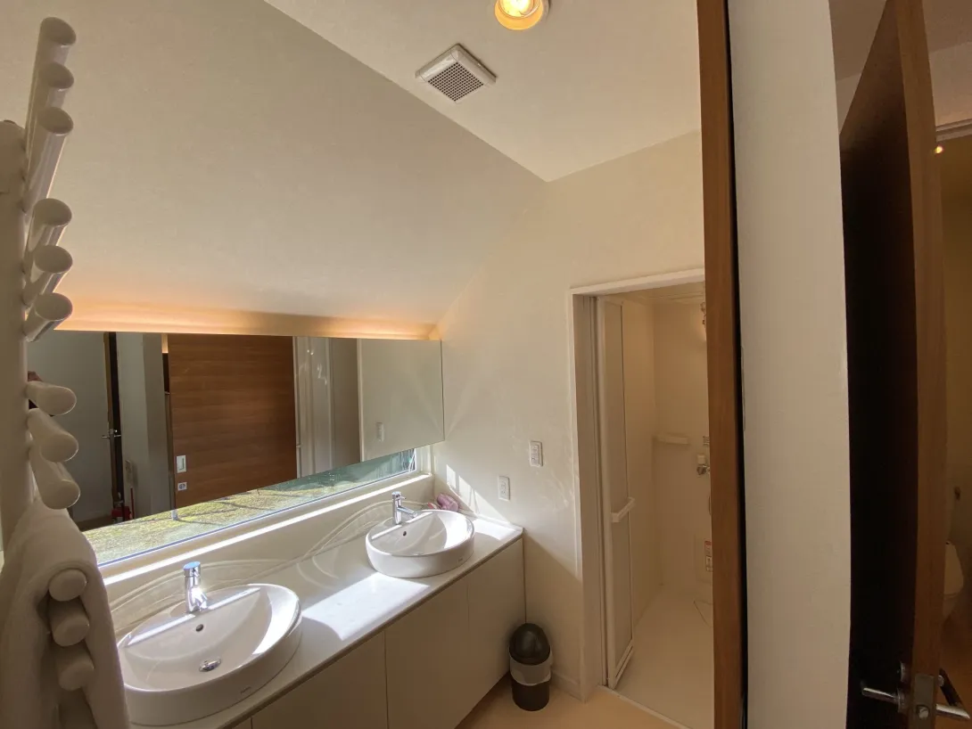 Aster_B_Upstairs_Bathroom_1